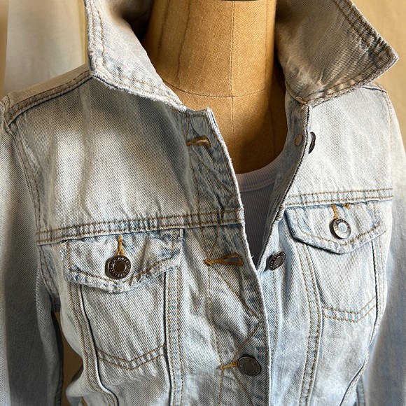 EUC Mossimo Supply Co. Size Small light wash Denim Jacket - Picture 10 of 13